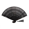 Ventilateur de main pliable en bois noir avec un motif en treillis complexe.