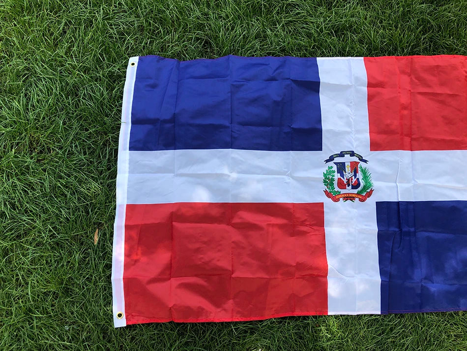 Großes Banner mit der Flagge der Dominikanischen Republik, blauen und roten Felder auf weißem Grund, auf grauem Untergrund