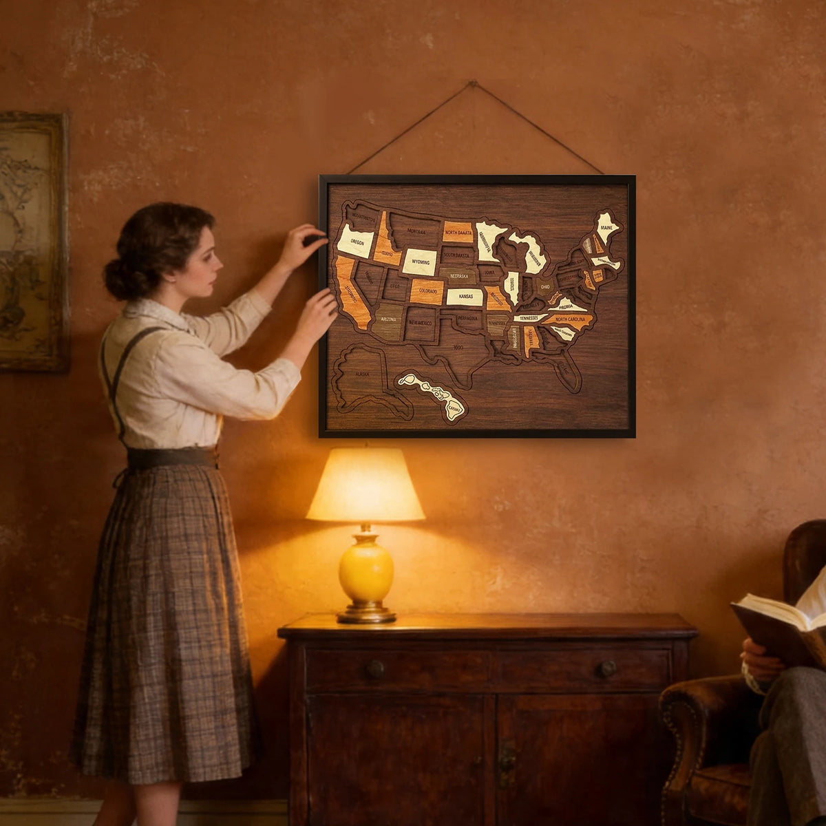 Eine Frau betrachtet ein gerahmtes Holz-USA-Landesmodell-Puzzle mit interaktiven Aufklebern an der Wand.