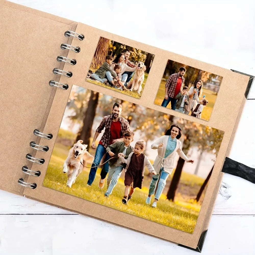 Carnet photo à plat présentant plusieurs portraits de famille et d'animaux de compagnie sur les pages.