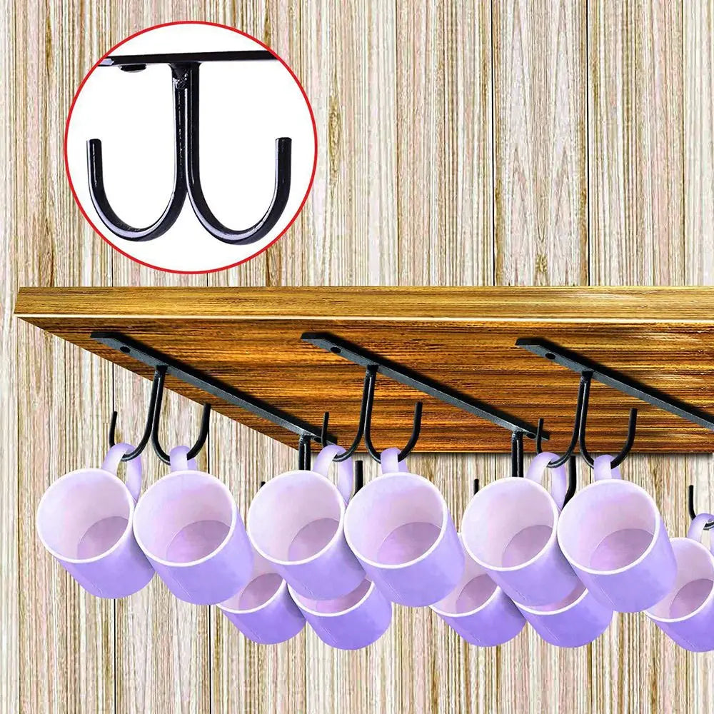 Étagère de séchage de tasses sous les placards avec des tasses en céramique violettes suspendues sur un support en bois