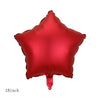 Un seul ballon en feuille rouge brillant en forme d'étoile.