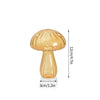 Vase décoratif en verre doré, forme de champignon avec un chapeau texturé et un pied lisse.