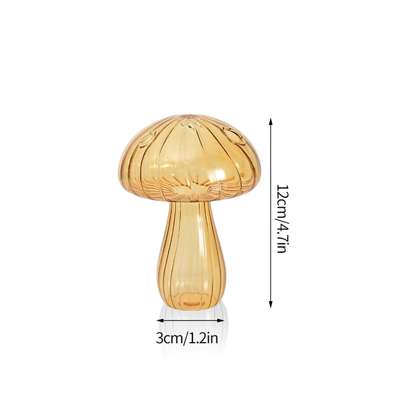 Vase décoratif en verre doré, forme de champignon avec un chapeau texturé et un pied lisse.