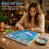 Una mujer disfruta de un kit de pintura de diamantes DIY con una escena oceánica de estrellas de mar y criaturas marinas sobr