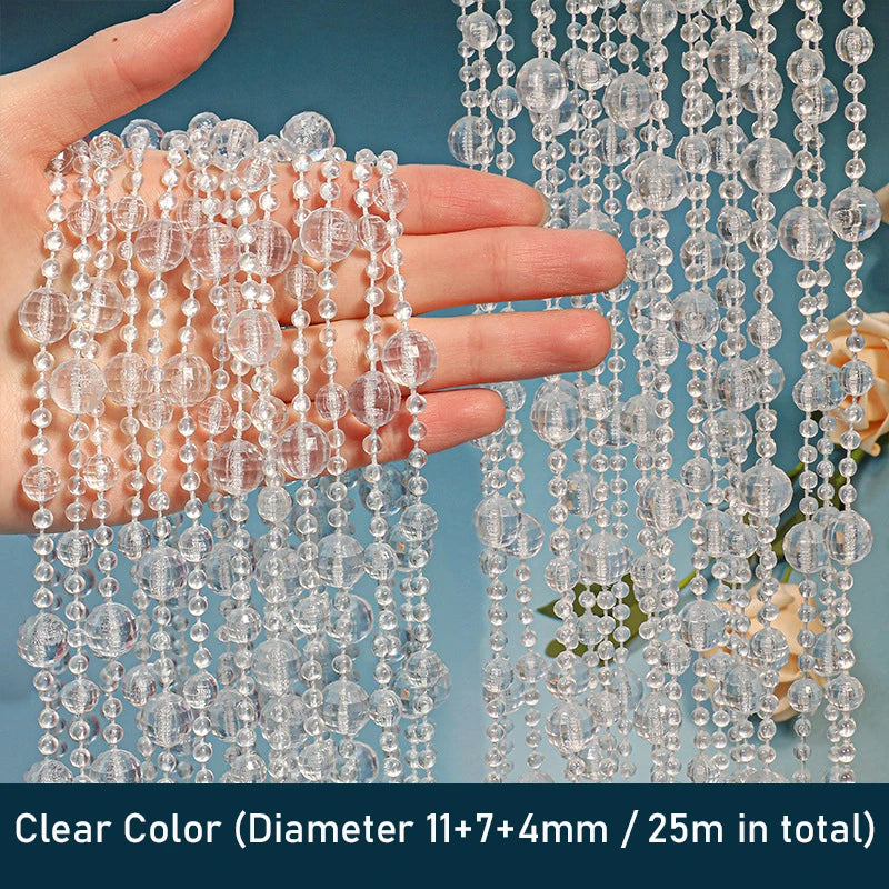 Rideau de porte à perles de cristal artificiel de couleur claire, avec 25 mètres de perles tenues par une main