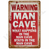 Vintage Metallwandschild mit abgenutztem rot-weißem Warntext über eine "Man Cave".