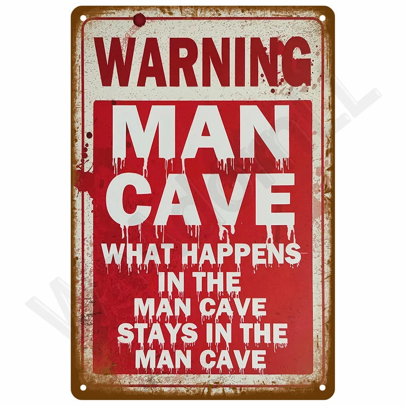 Vintage Metallwandschild mit abgenutztem rot-weißem Warntext über eine "Man Cave".