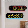 Reloj de pared digital LED RGB mostrando formato de 12 y 24 horas en una pared blanca.