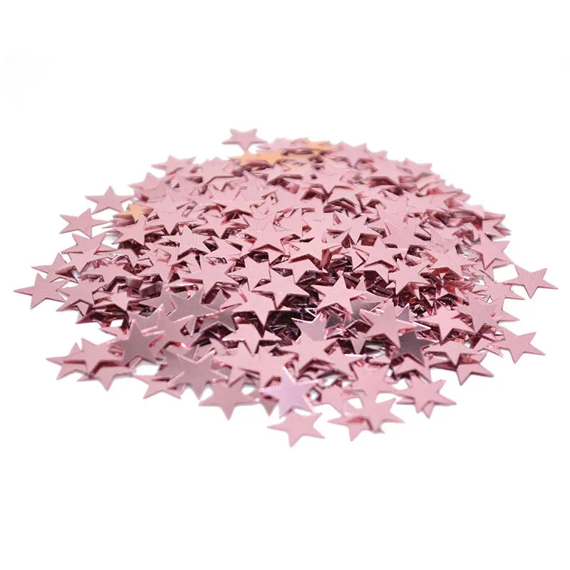 Confettis en acrylique rose avec des étincelles, dispersés sur un fond blanc
