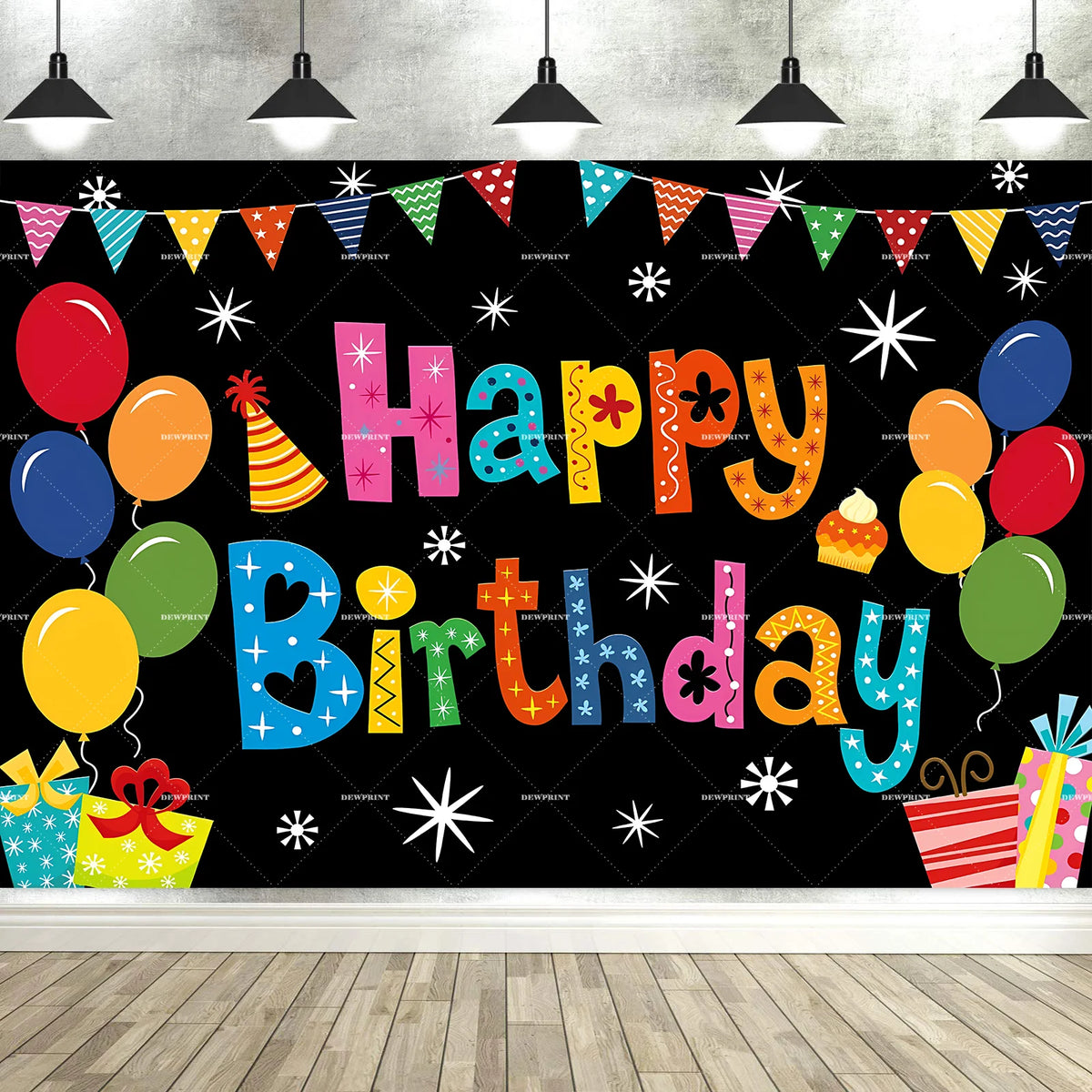 Banner negro decorado con banderas de banderines coloridos y el texto Feliz Cumpleaños en varios colores brillantes.