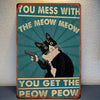 Decoración de pared de lata estilo vintage con un gato negro feroz y el texto: 'You Mess With The Meow Meow You'
