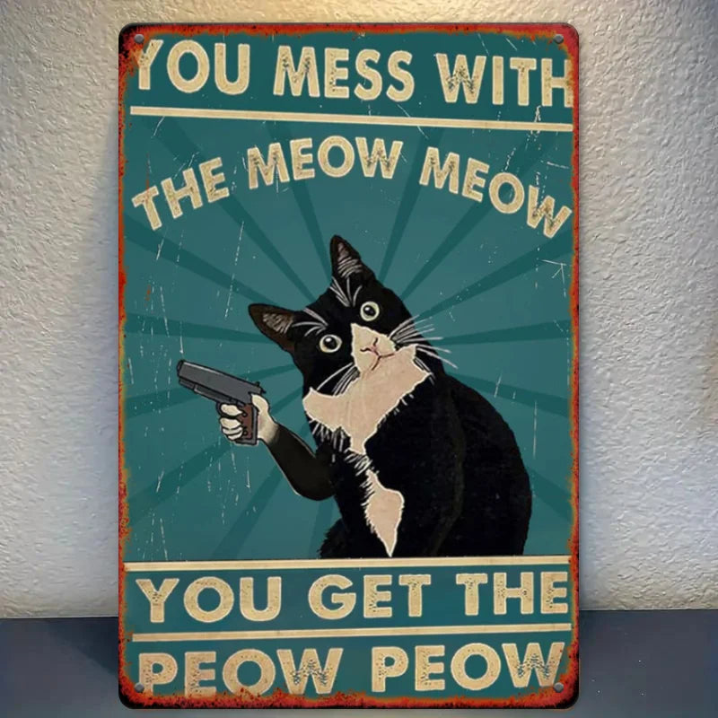 Decoración de pared de lata estilo vintage con un gato negro feroz y el texto: 'You Mess With The Meow Meow You'
