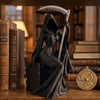 Dunkle Harzstatue einer weiblichen Figur als Totenreiterin mit Sense, umgeben von alten Büchern.