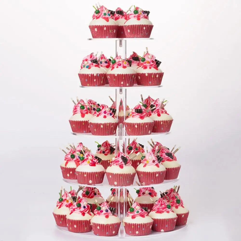 Klares Acryl-Mehrstöck-Display mit vielen Cupcakes mit rosa Glasur und grüner Dekoration