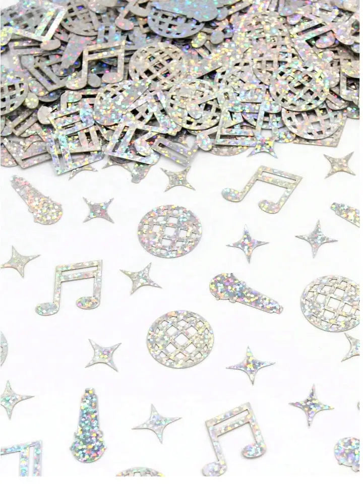 Nahaufnahme eines Päckchens irisierenden Glitzerkonfetti in verschiedenen Formen wie Sternen, Musiknoten und geometrischen Mu