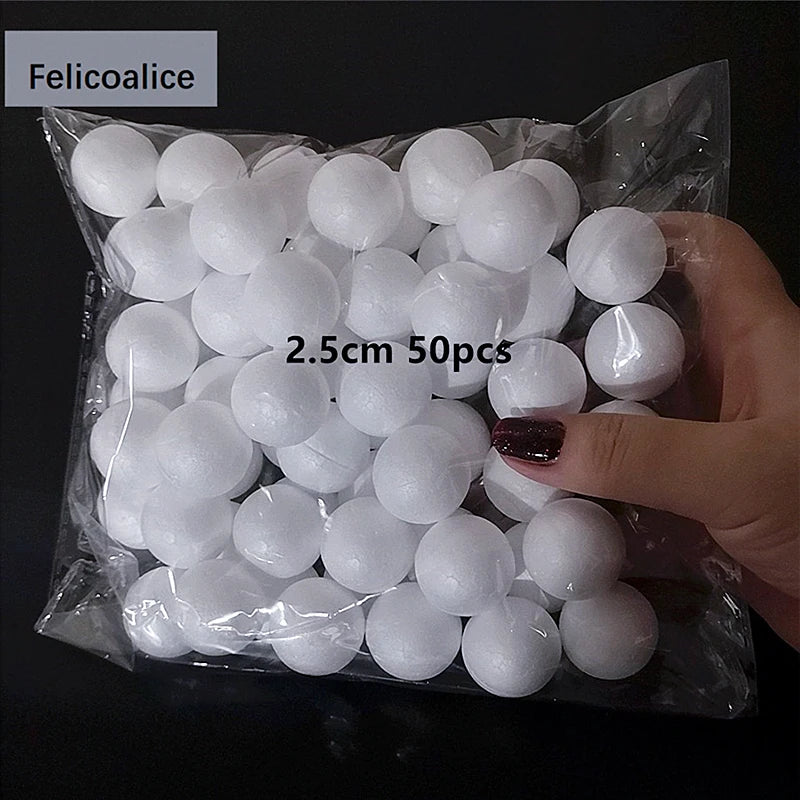 A hand holds a clear plastic bag filled with 50 white polystyrene foam balls, measuring 2.5 cm each.