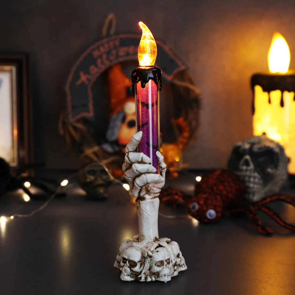 Gruselige Geisterhand aus Knochen hält eine leuchtende LED-Kerze für Halloween-Dekoration.