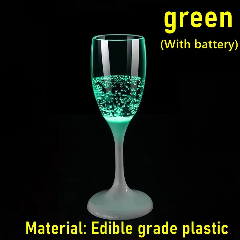 Tasse en verre vert avec lumière interne à pile, fabriquée en plastique alimentaire.