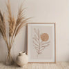 Gerahmtes botanisches Linienkunst-Print mit Olivenblättern und einem Kreis auf hellem Hintergrund.