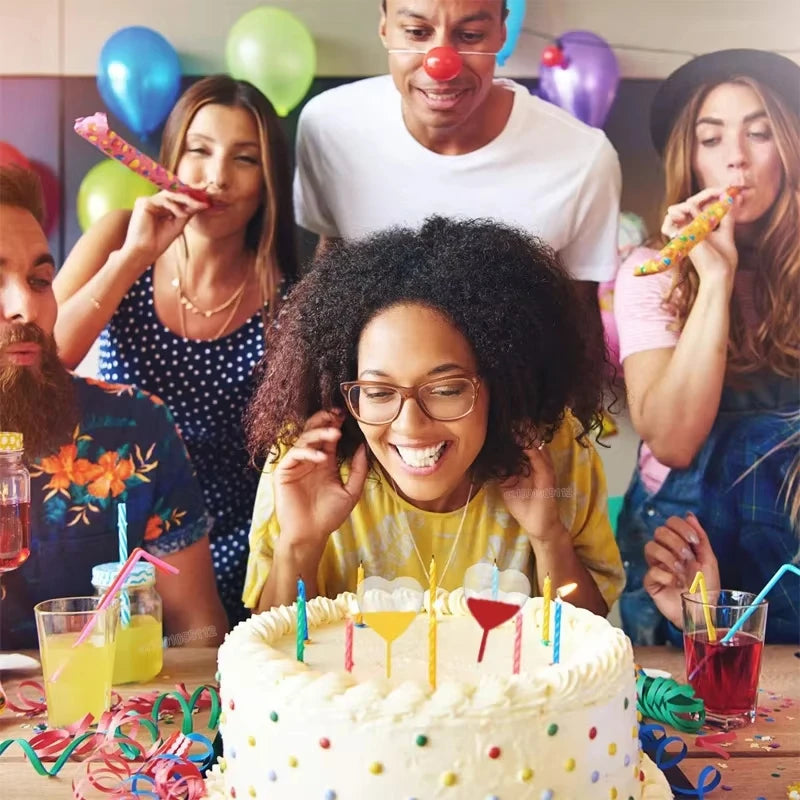 Geburtstagsfeier mit vier Personen, die Kuchen und Getränke genießen, mit Einweg-Konfitüre-Tropfern.