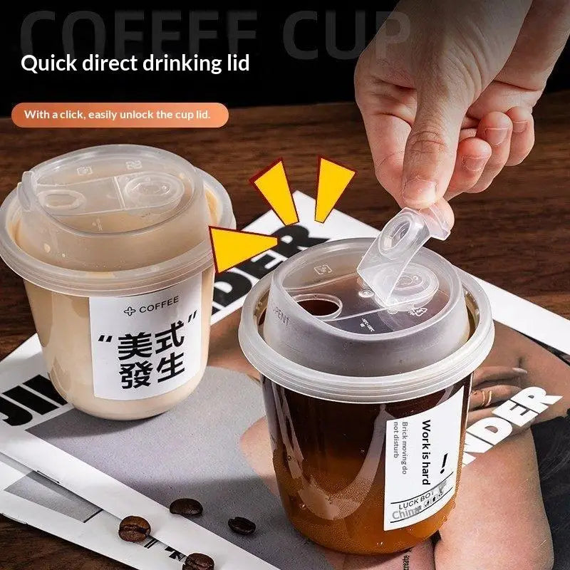 Una mano está abriendo rápidamente la tapa de una taza desechable en forma de U para bebidas calientes.