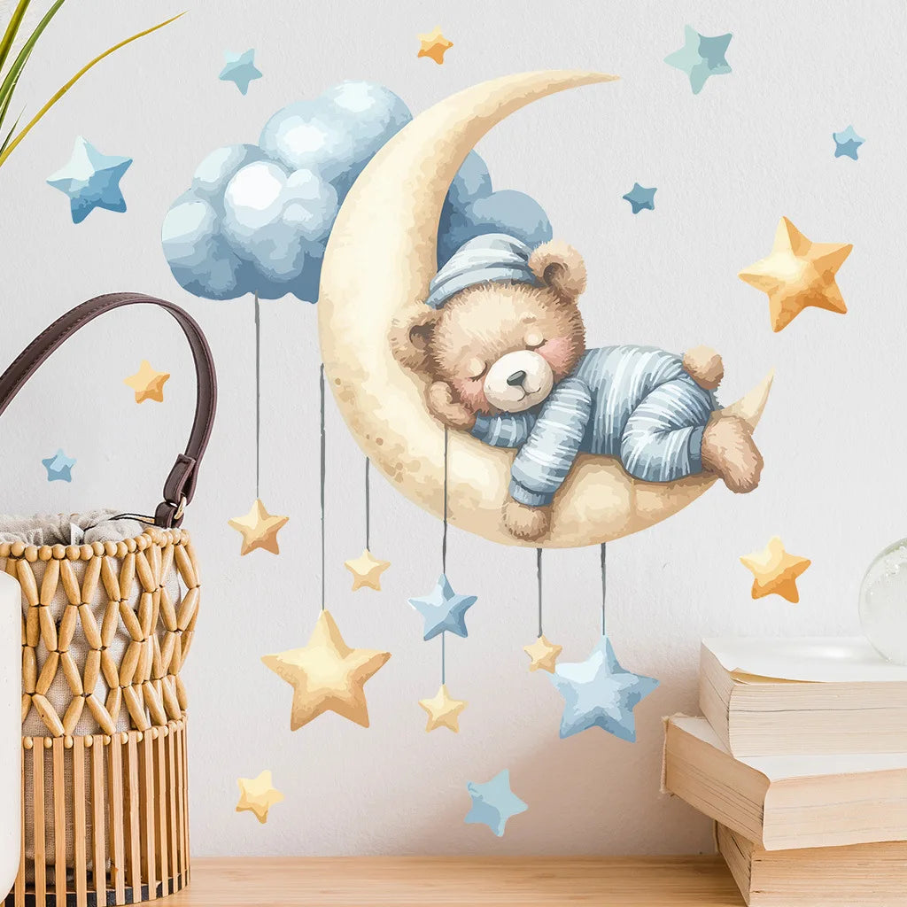Autocollant murale d'ours en peluche bleu clair et blanc, lumineux dans le noir, avec une lune et des nuages.