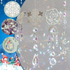 Perles de cristal en argent et violet, flocons de neige et roses, accrochés sur un fond flou
