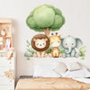 Niedliche Waldtiere Wandsticker mit Löwe, Elefant und Baum vor weißer Wand.