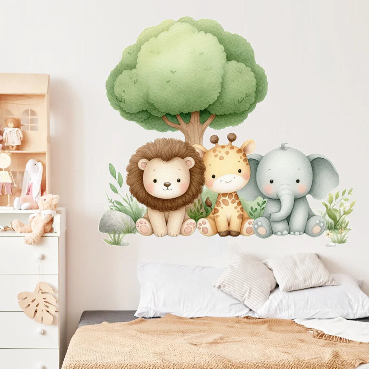 Niedliche Waldtiere Wandsticker mit Löwe, Elefant und Baum vor weißer Wand.