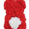 Roter künstlicher Rosen-Teddybär für romantische Dekoration.