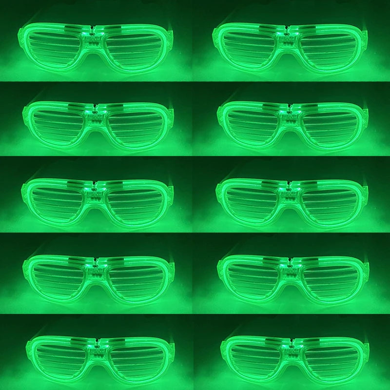 Ein Set fluoreszierender herzförmiger LED-Partybrillen in verschiedenen Ausrichtungen.