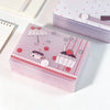 Caja minimalista rosa para pegatinas y cartas con diseño de cupcake de fresa.