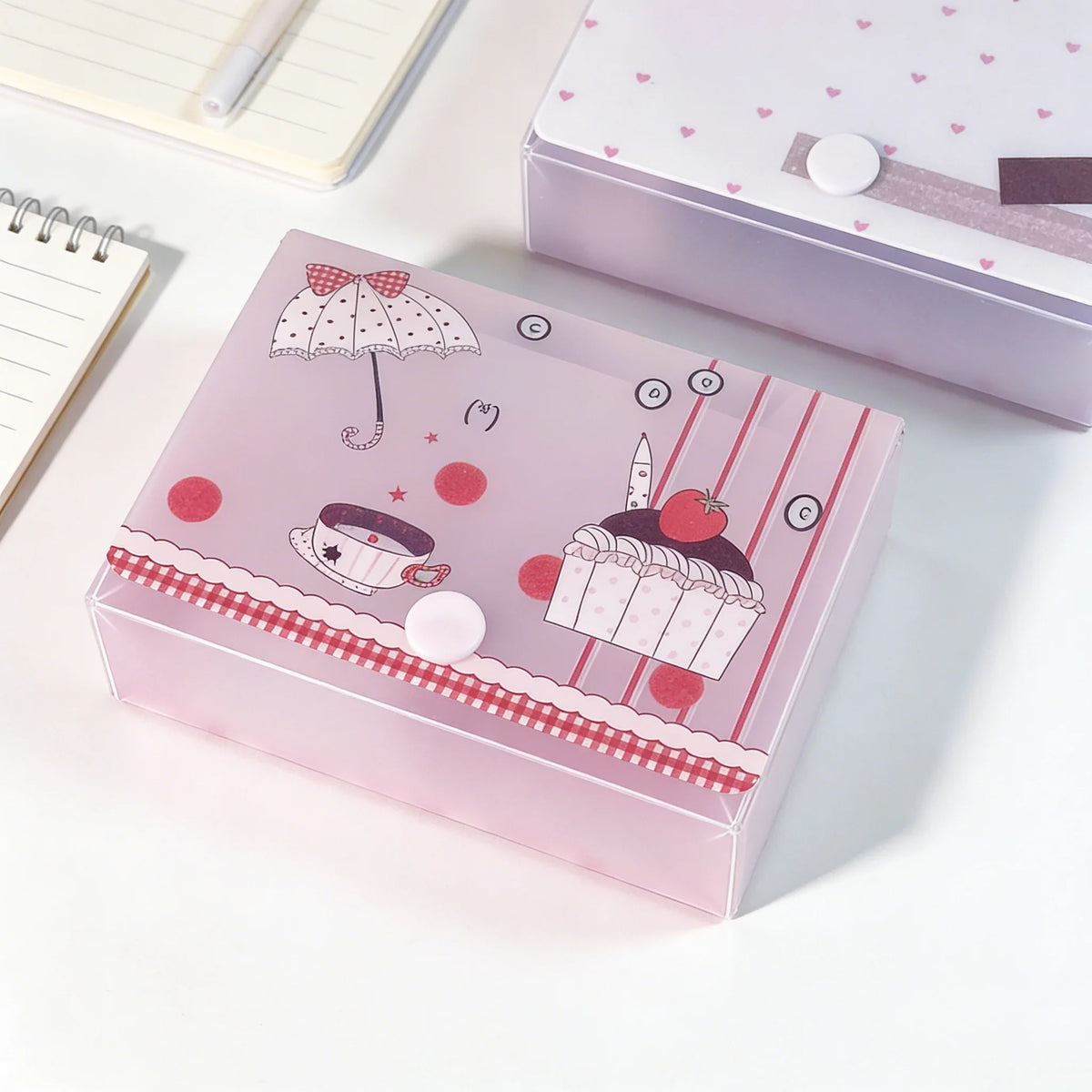 Caja minimalista rosa para pegatinas y cartas con diseño de cupcake de fresa.