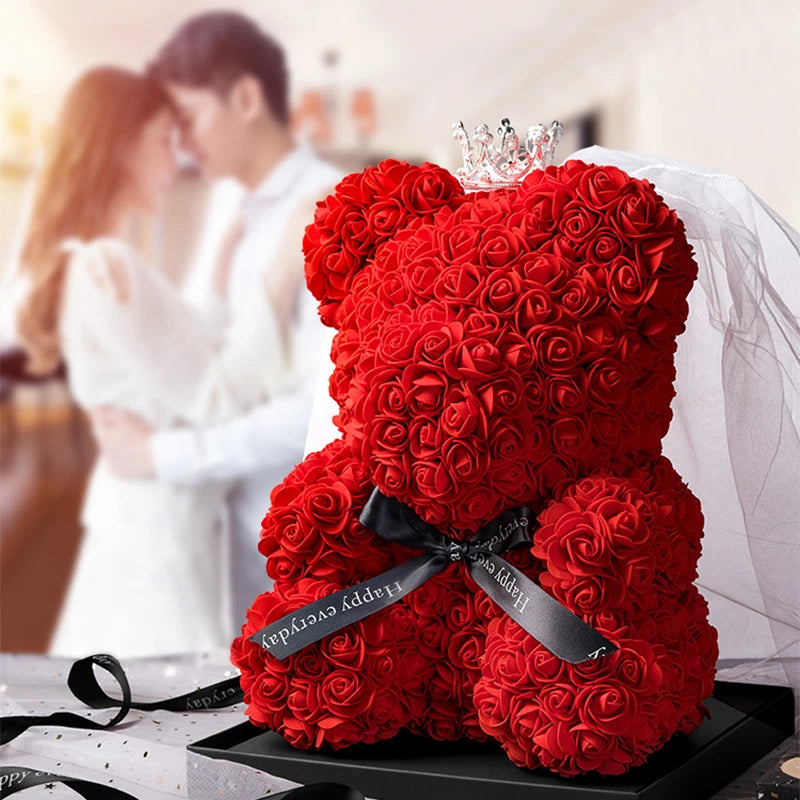 Un ours rose rouge vibrant, fait pour la décoration et doté d'une lumière LED.