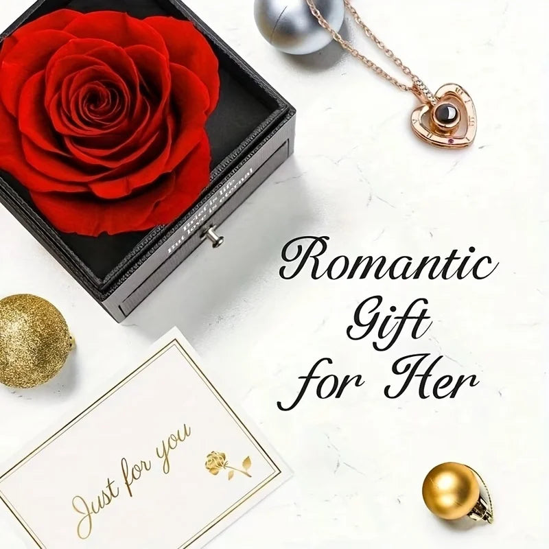 Un coffret cadeau romantique avec une rose rouge conservée et un collier doré sur fond blanc.