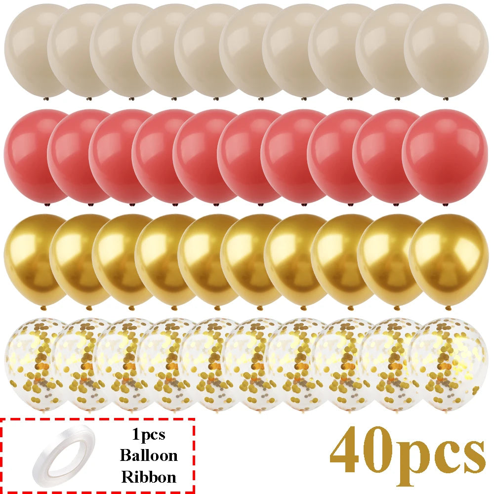 Ein Set von 40 Latexballons in verschiedenen Farben, darunter Weiß, Pink und Gold, sowie eine Rolle Schleifenband.
