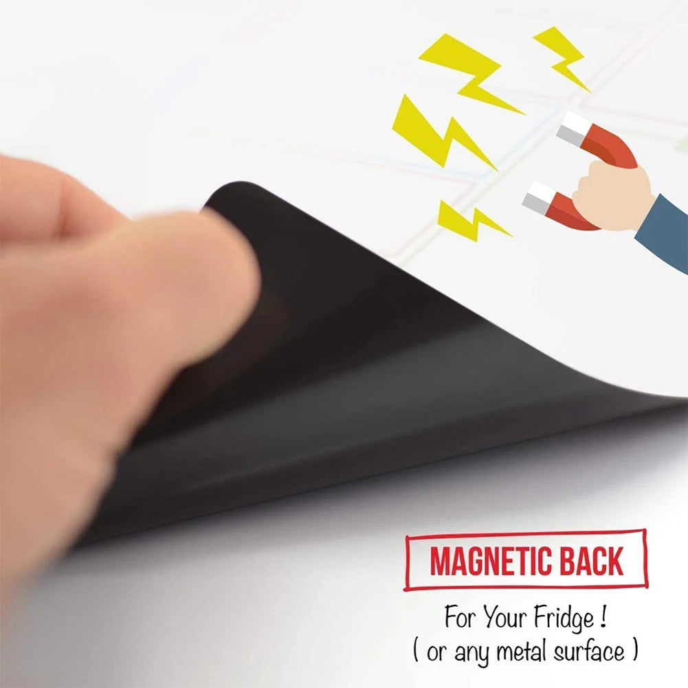 Eine Hand hält eine schwarze magnetische Tafel mit weißer Oberfläche, die ihre magnetische Rückseite für Kühlschränke oder Me