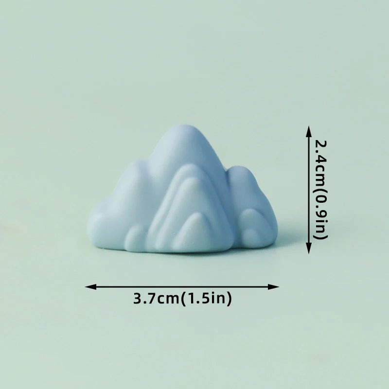 Topper de pastel de montaña de dinosaurio esculpido azul claro, 2.4 cm de alto y 3.7 cm de ancho.