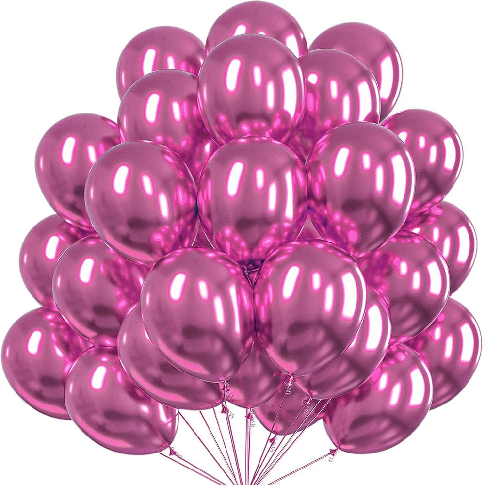 Un bouquet de ballons roses métalliques et or rose liés ensemble.