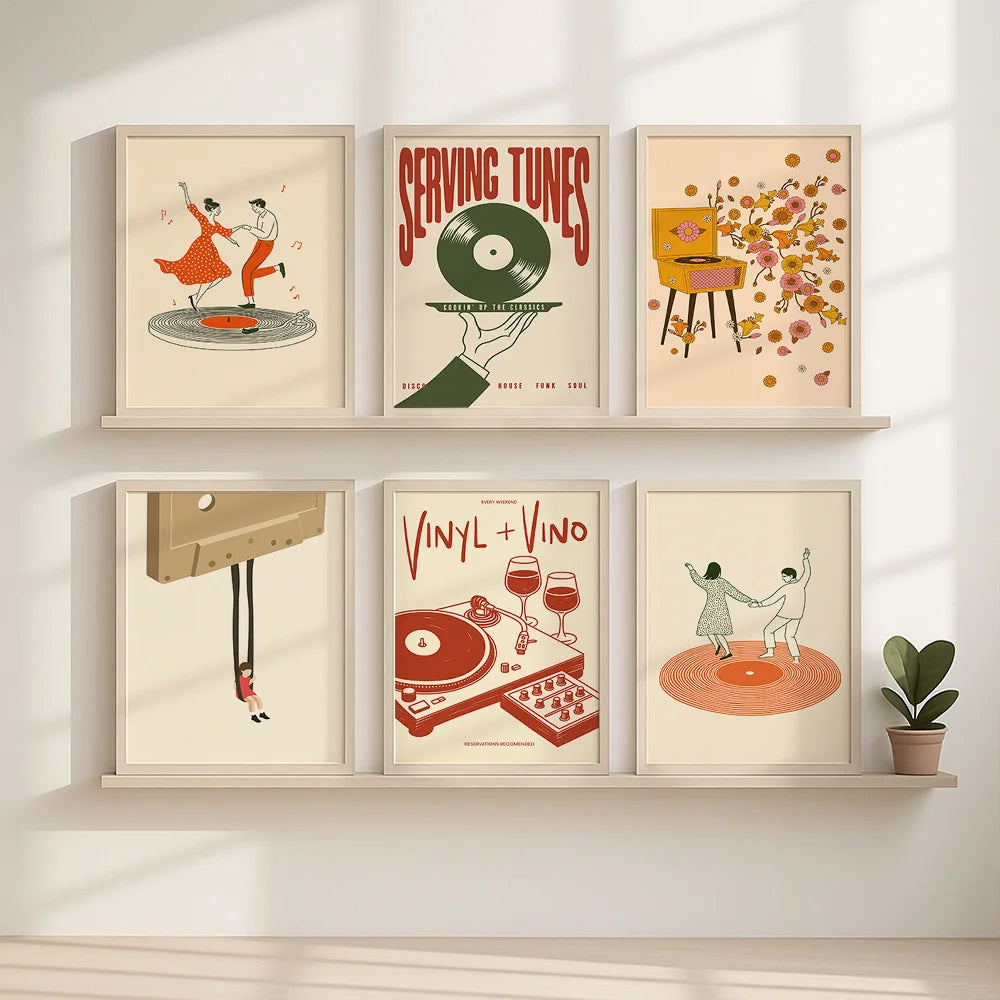 Ein Set aus drei gerahmten Leinwanddrucken mit Vintage-Muster aus Blumen und Musik.
