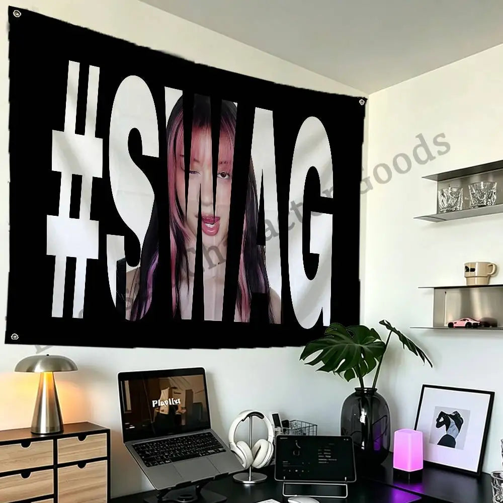 لافتة سوداء تحمل نصاً أبيض '#SAG' وصورة لشخص.