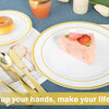 Service de table en plastique jetable avec bord doré, dessert rose et donut sur tissu bleu.