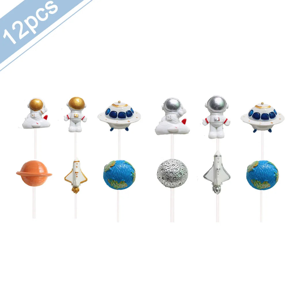 Douze décorations de gâteaux d'astronautes miniatures avec divers thèmes et couleurs spatiales