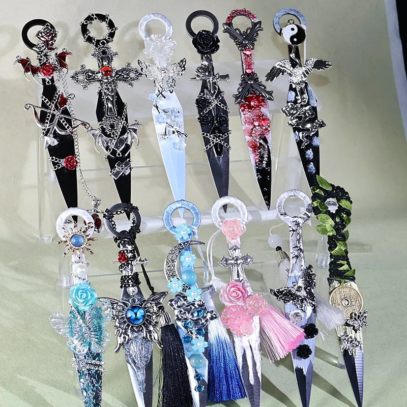 Gothic Kunai Dagger Ornament – Handcrafted Hanfu Accessory & Desk Display