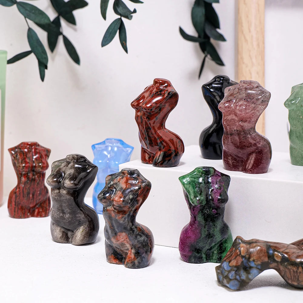 Colección de figuras de piedra de cuarzo rosa natural en varios colores y texturas, mostradas sobre una superficie blanca.