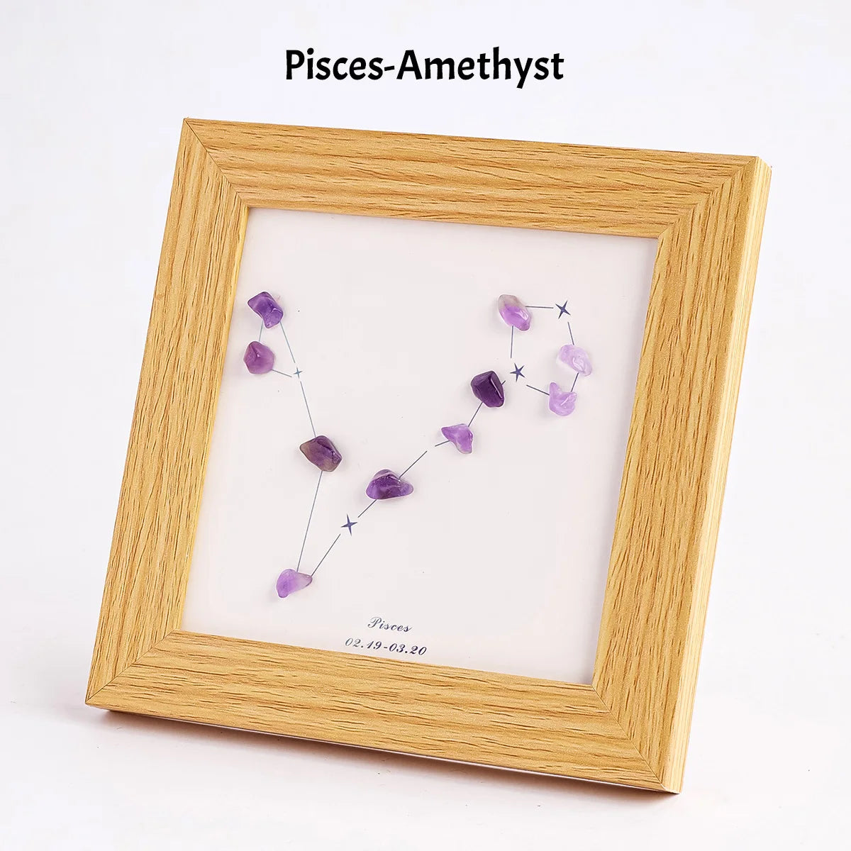 Holzrahmen mit Amethystkristallen, die das Zeichen Fische darstellen.