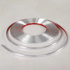 Finition de moulure miroir argentée enroulée en spirale avec un anneau central rouge.