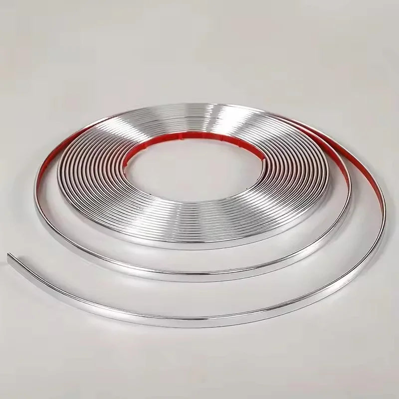 Finition de moulure miroir argentée enroulée en spirale avec un anneau central rouge.