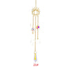 Pendentif de soleil en cristal d'or avec des charms pendus et une goutte de cristal clair.